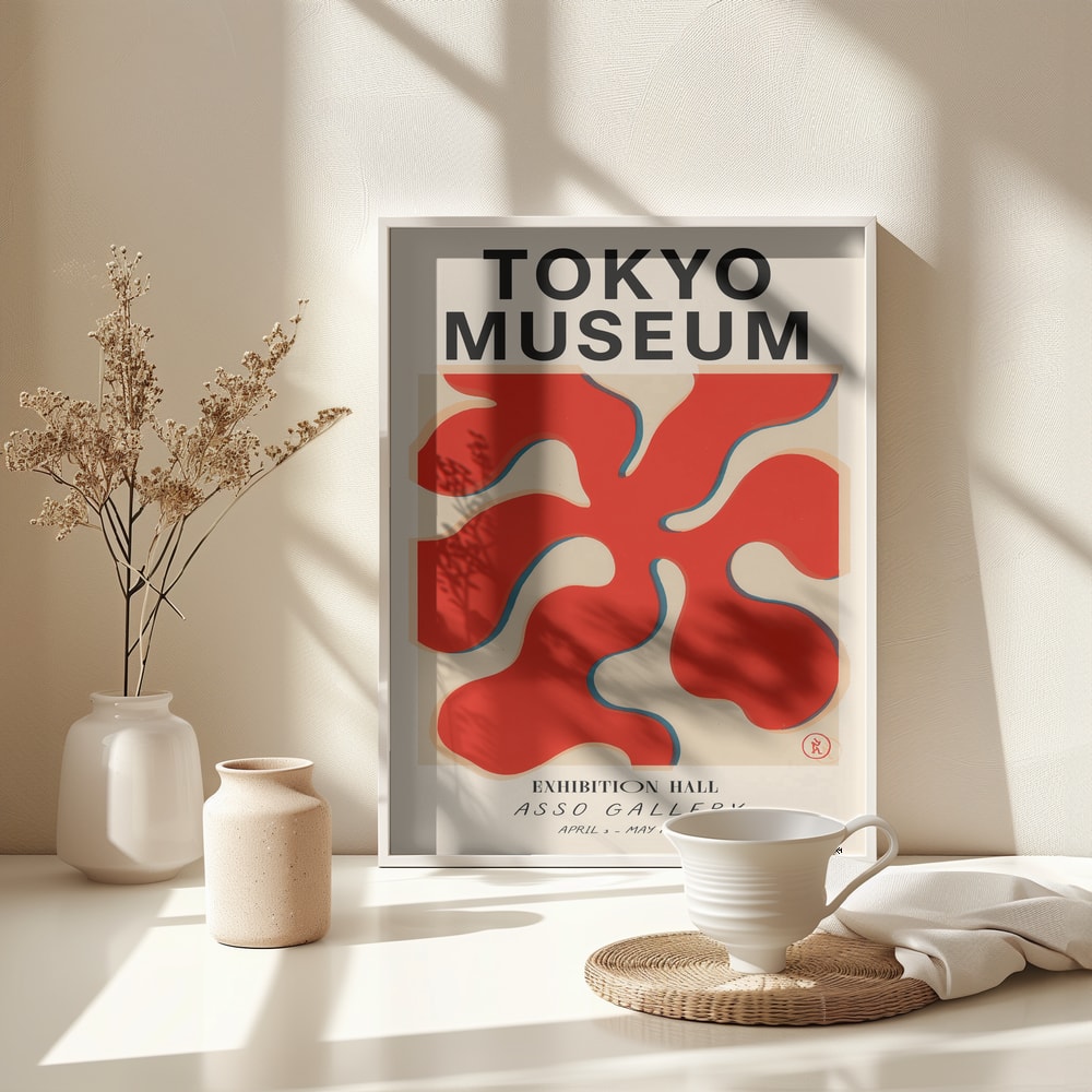 Ausstellungsplakat mit Schriftzug Tokyo Museum und roter Scherenschnitt-Form auf Creme