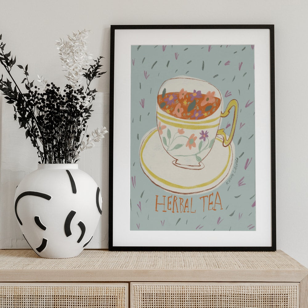 Illustration einer verzierten Tasse mit Blütentee und Schriftzug Herbal Tea auf mintfarbenem Hintergrund
