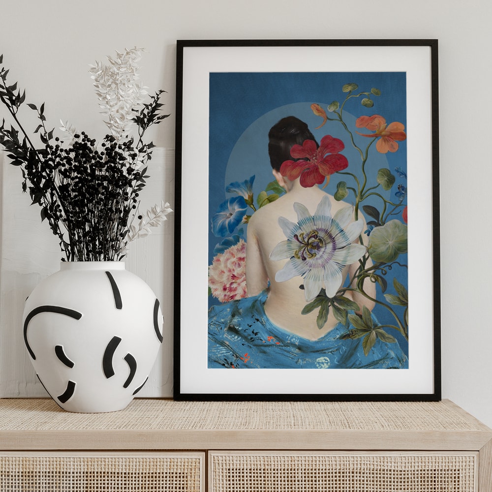 Collage einer Frau von hinten mit Passionsblume, Hibiskus und Winden vor blauem Hintergrund