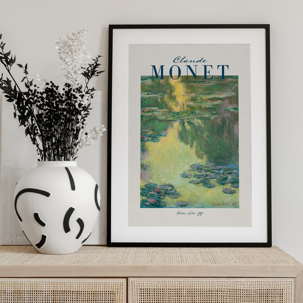 Ausstellungsplakat Claude Monet mit Seerosen auf grünem Wasser, dunkelblauer Schriftzug