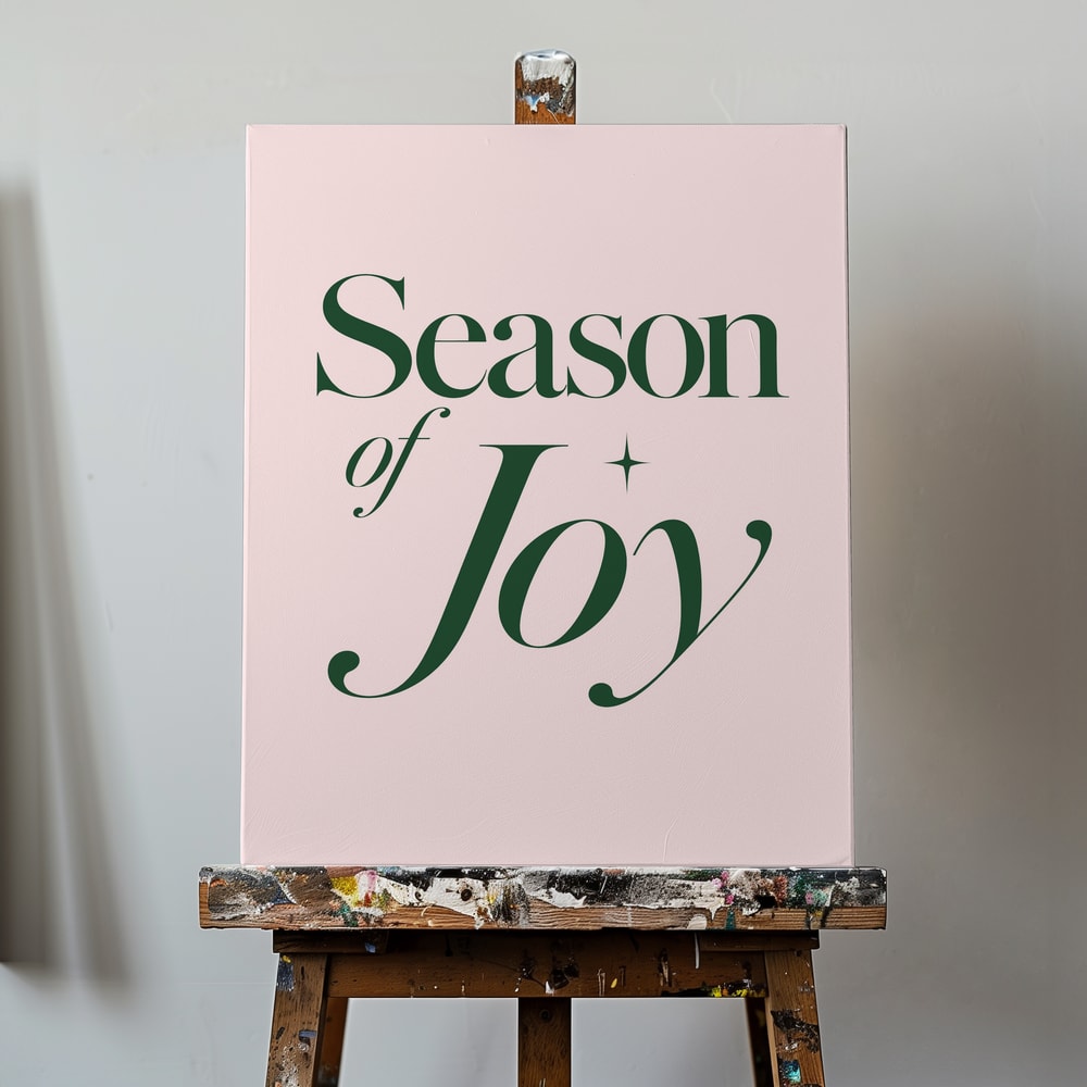 Typografie-Motiv mit dem Schriftzug Season of Joy in Dunkelgrün auf rosa Hintergrund