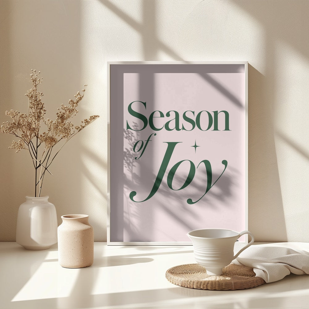 Typografie-Motiv mit dem Schriftzug Season of Joy in Dunkelgrün auf rosa Hintergrund