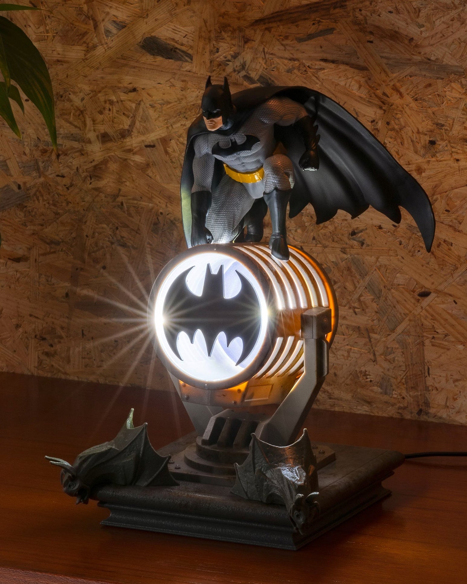 Batman LED Dioramaleuchte mit abnehmbarer Figure & Bat-Signal | Höhe 27 cm