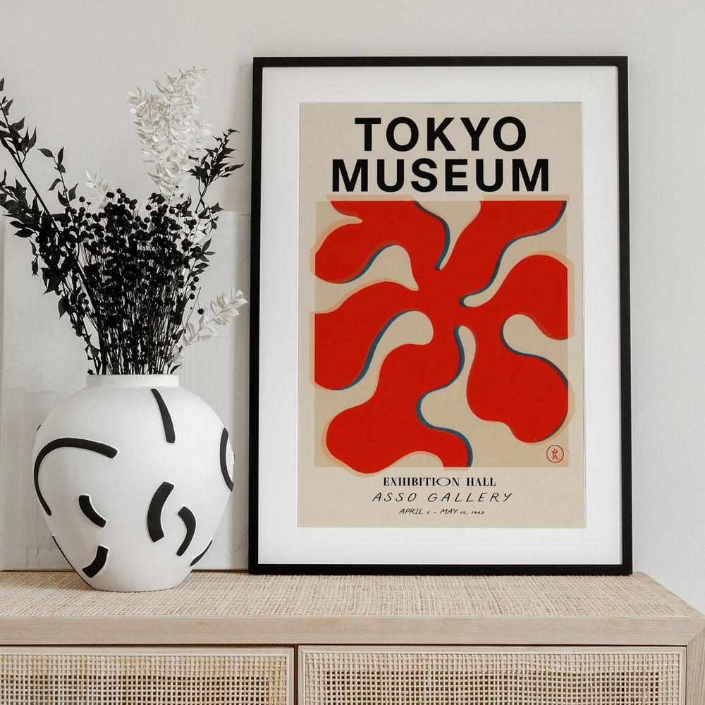 Ausstellungsplakat mit Schriftzug Tokyo Museum und roter Scherenschnitt-Form auf Creme