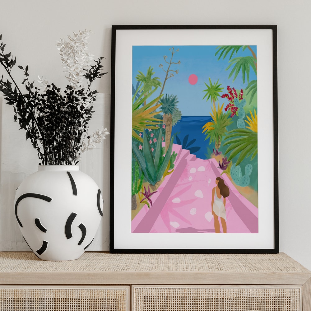 Illustration eines rosa Wegs zwischen tropischen Pflanzen zum blauen Meer mit Frau im weißen Kleid