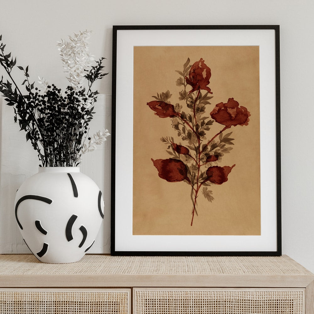 Gemalter Blumenzweig mit rostroten Blüten auf ockerfarbenem Papier