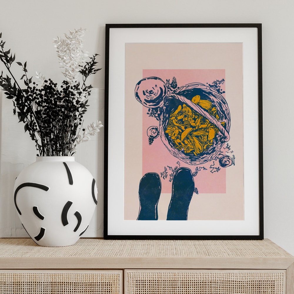 Illustration eines Korbs mit gelben Pilzen und zwei Gummistiefeln von oben auf rosa Hintergrund
