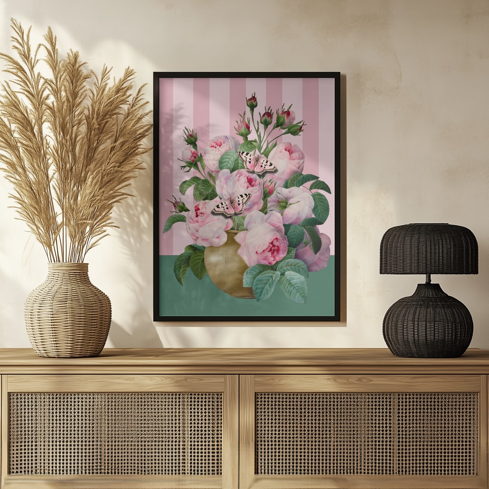 Illustration rosa Rosen in goldener Vase mit Schmetterlingen vor rosa gestreiftem Hintergrund