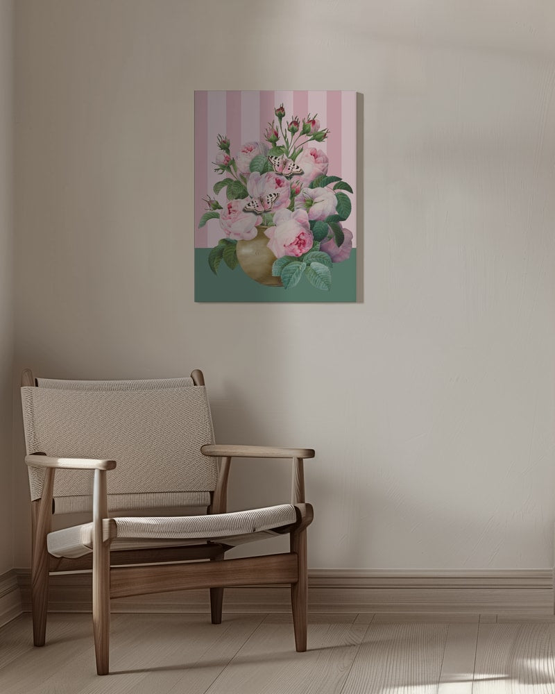 Illustration rosa Rosen in goldener Vase mit Schmetterlingen vor rosa gestreiftem Hintergrund