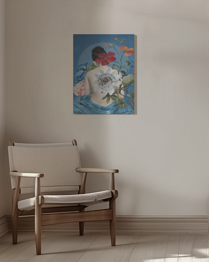 Collage einer Frau von hinten mit Passionsblume, Hibiskus und Winden vor blauem Hintergrund