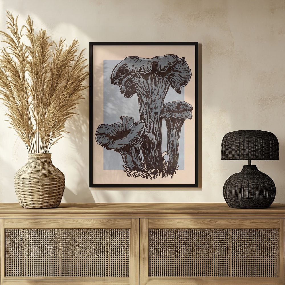 Illustration von drei dunklen Herbsttrompeten-Pilzen auf grauem und pfirsichfarbenem Hintergrund