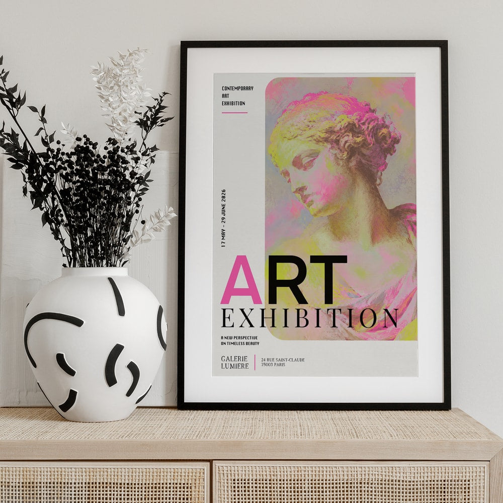Ausstellungsplakat mit antiker Büste in Pink und Gelb und Schriftzug Art Exhibition