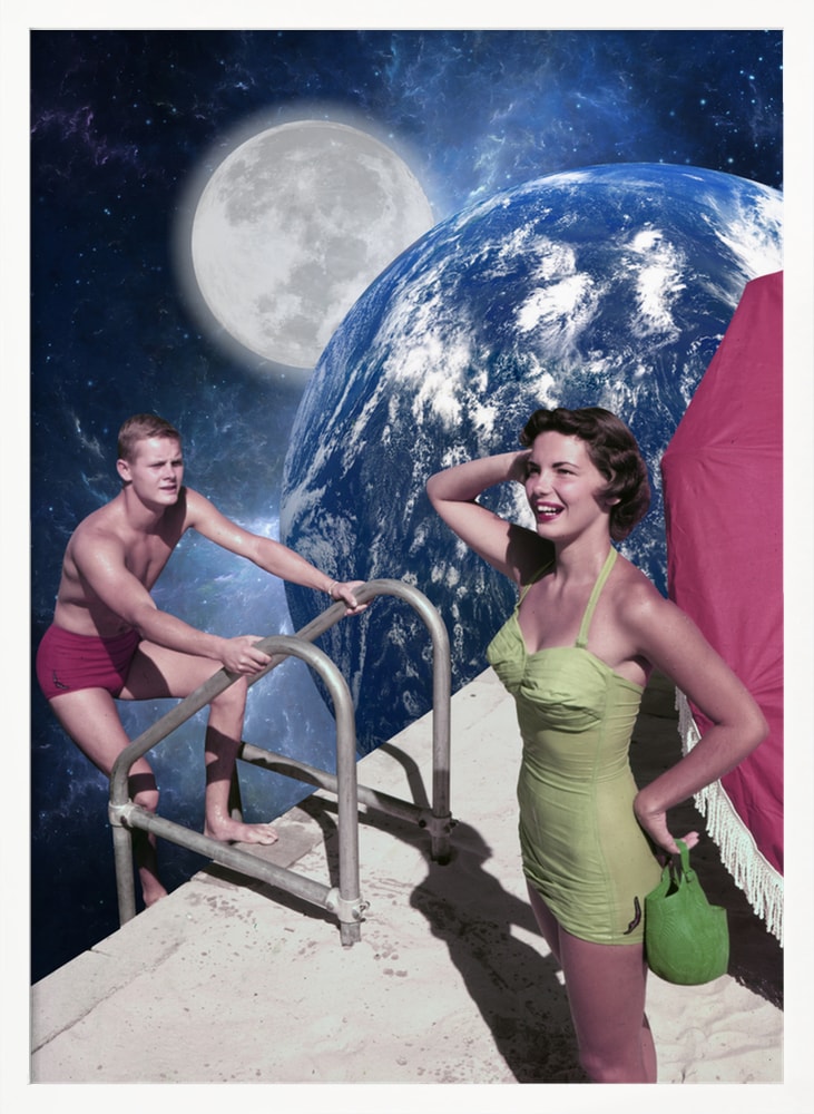 Surreale Collage eines Paars im Retro-Badeanzug am Pool vor Mond und Erde im Weltall