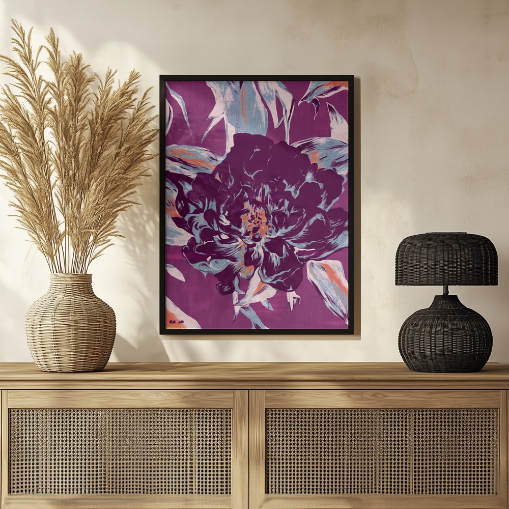 Illustration einer großen dunkelvioletten Blüte mit hellblauen Blättern auf magentafarbenem Hintergrund