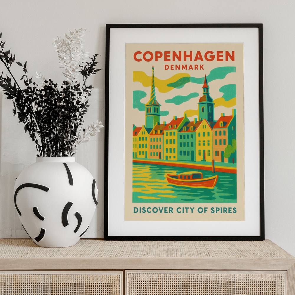 Reiseplakat Kopenhagen mit bunten Häusern, Kirchtürmen und Boot auf dem Kanal