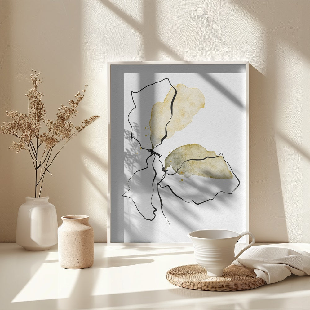 Zeichnung einer Blüte mit schwarzen Linien und ockerfarbenen Aquarellflächen auf Weiß