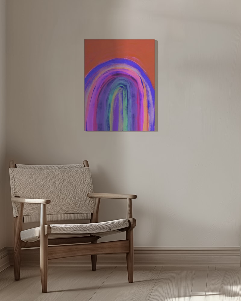 Gemalter Regenbogen in Violett, Pink, Blau und Gelb vor orangem Hintergrund
