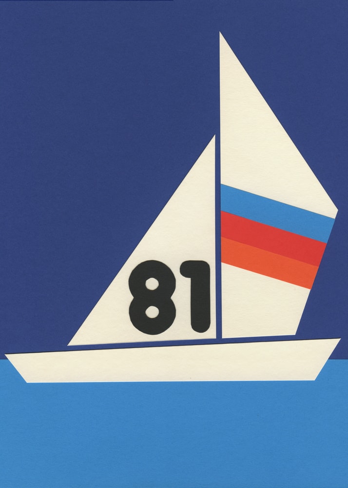 Grafische Illustration eines Segelboots mit Nummer 81 und gestreiftem Segel auf blauem Wasser