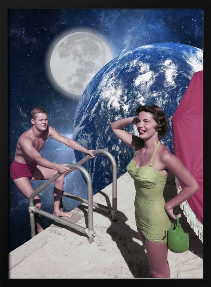 Surreale Collage eines Paars im Retro-Badeanzug am Pool vor Mond und Erde im Weltall