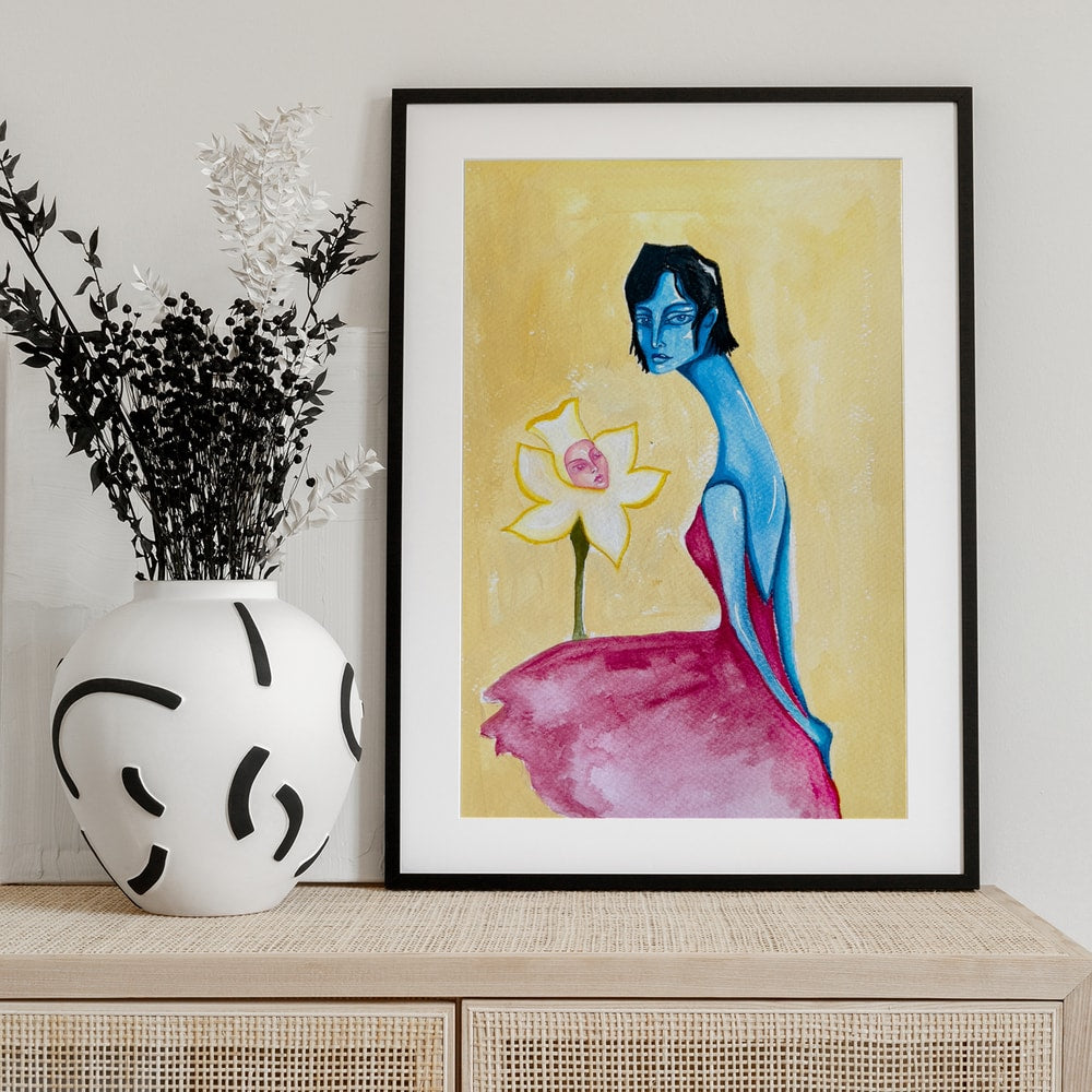 Surreales Gemälde einer blauen Frau im pinken Kleid neben einer Narzisse mit Gesicht