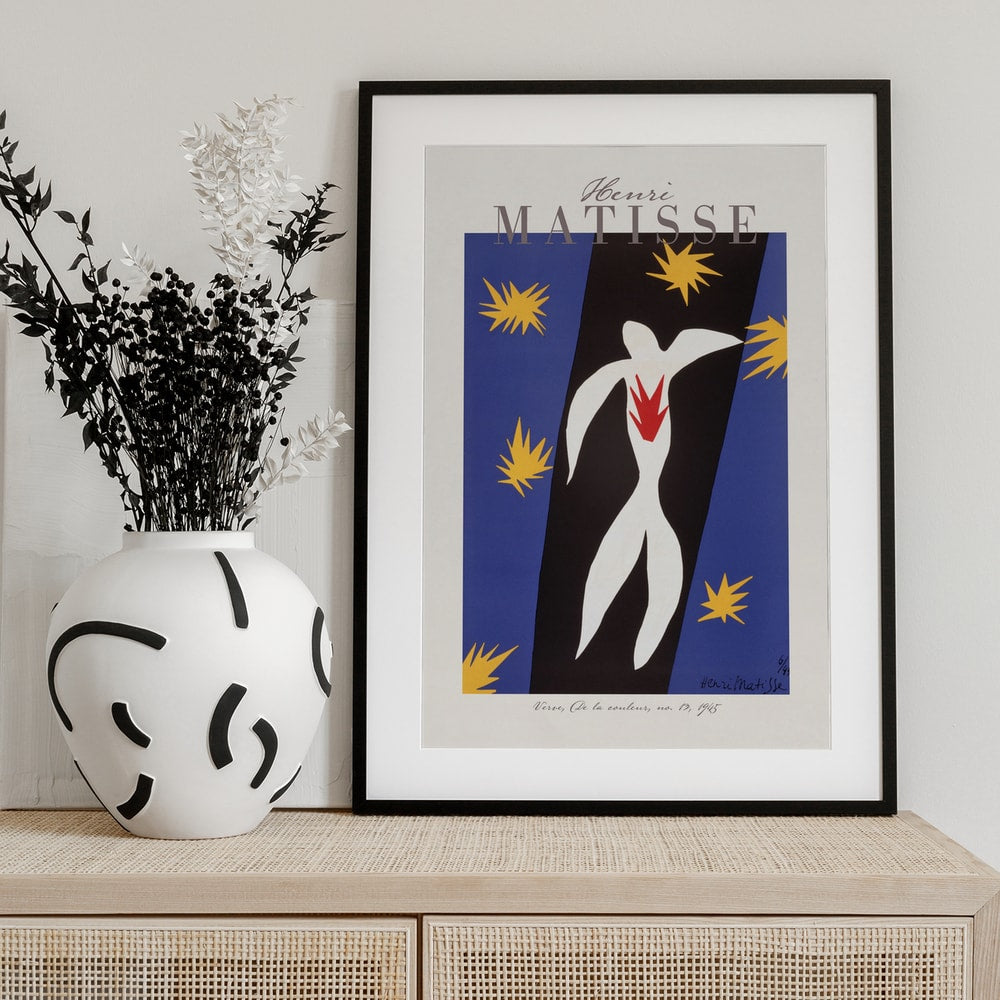 Ausstellungsplakat Henri Matisse mit weißer Ikarus-Figur und gelben Sternen auf Blau, grauer Schriftzug