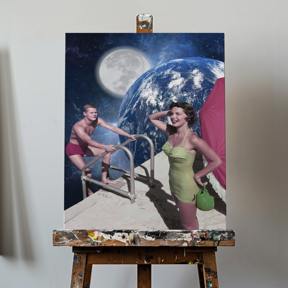 Surreale Collage eines Paars im Retro-Badeanzug am Pool vor Mond und Erde im Weltall