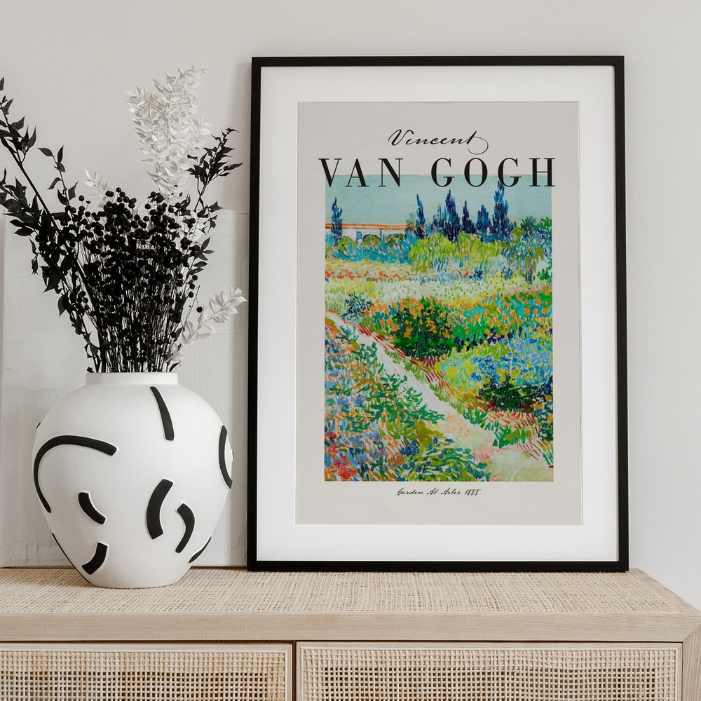 Ausstellungsplakat Vincent van Gogh mit dem Gemälde Garten in Arles, schwarzer Schriftzug oben