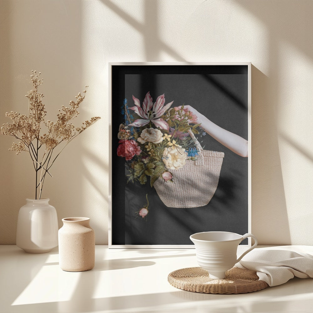 Collage einer Hand mit geflochtenem Korb voller Blumen vor schwarzem Hintergrund