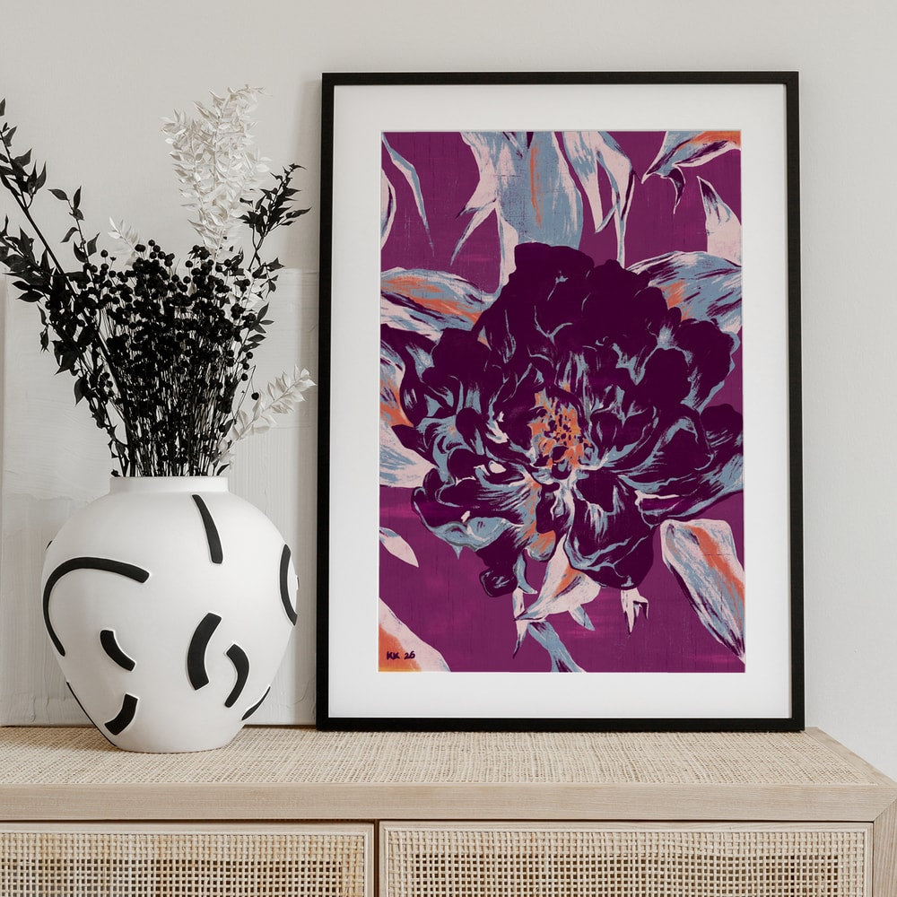 Illustration einer großen dunkelvioletten Blüte mit hellblauen Blättern auf magentafarbenem Hintergrund