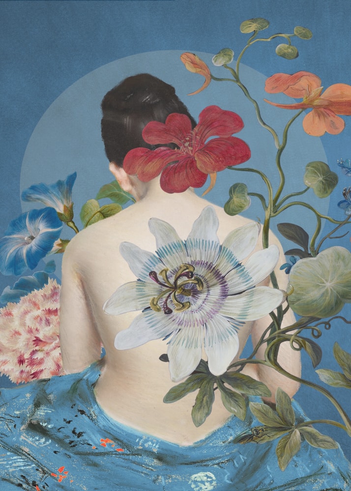 Collage einer Frau von hinten mit Passionsblume, Hibiskus und Winden vor blauem Hintergrund