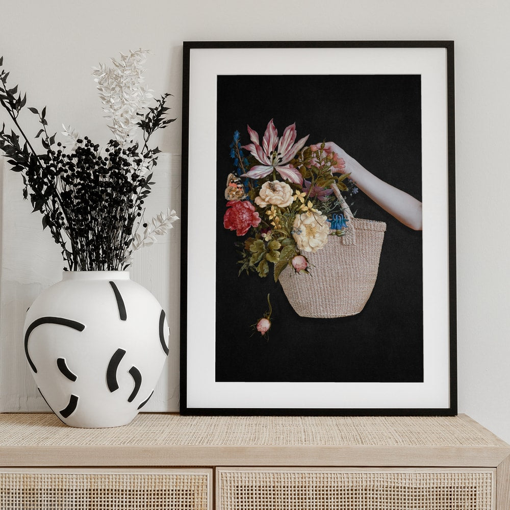 Collage einer Hand mit geflochtenem Korb voller Blumen vor schwarzem Hintergrund