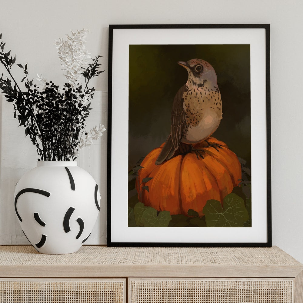 Gemälde eines kleinen gesprenkelten Vogels auf einem orangen Kürbis vor dunkelgrünem Hintergrund
