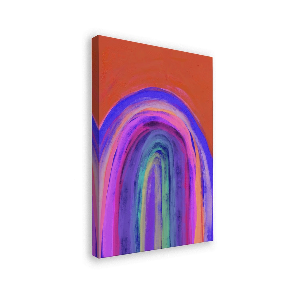 Gemalter Regenbogen in Violett, Pink, Blau und Gelb vor orangem Hintergrund
