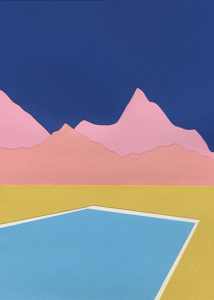 Grafische Illustration eines blauen Pools vor rosa Bergen und dunkelblauem Himmel