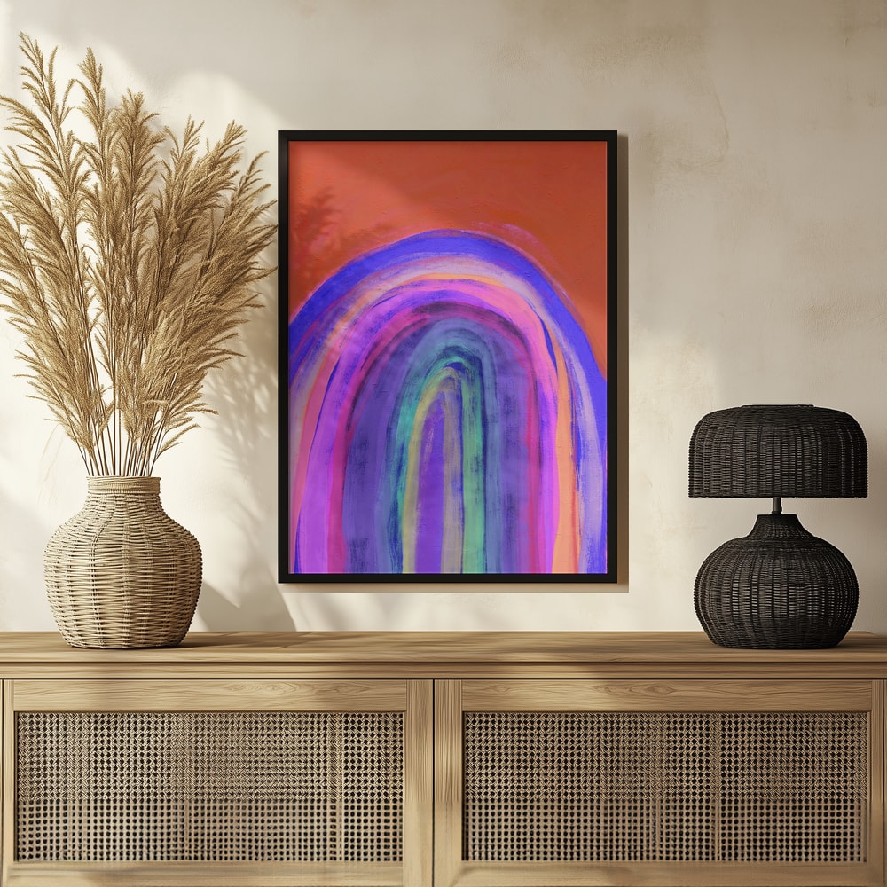 Gemalter Regenbogen in Violett, Pink, Blau und Gelb vor orangem Hintergrund