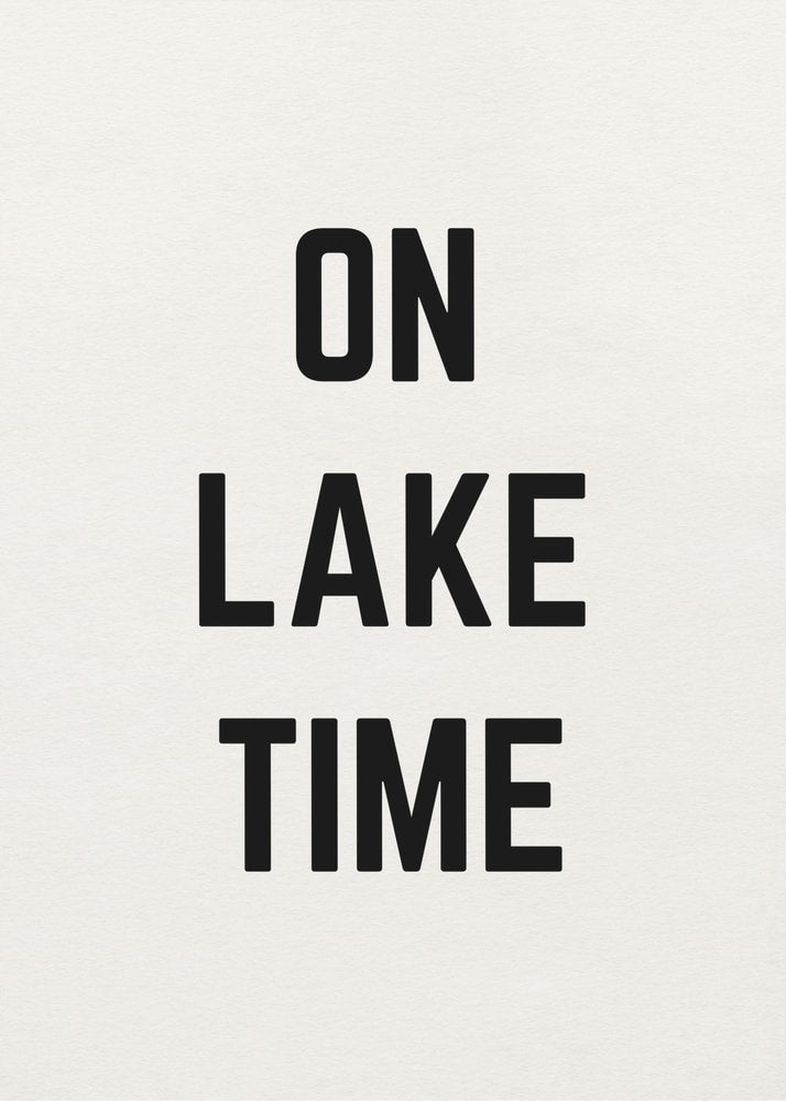Schwarzer Schriftzug On Lake Time auf hellem Hintergrund