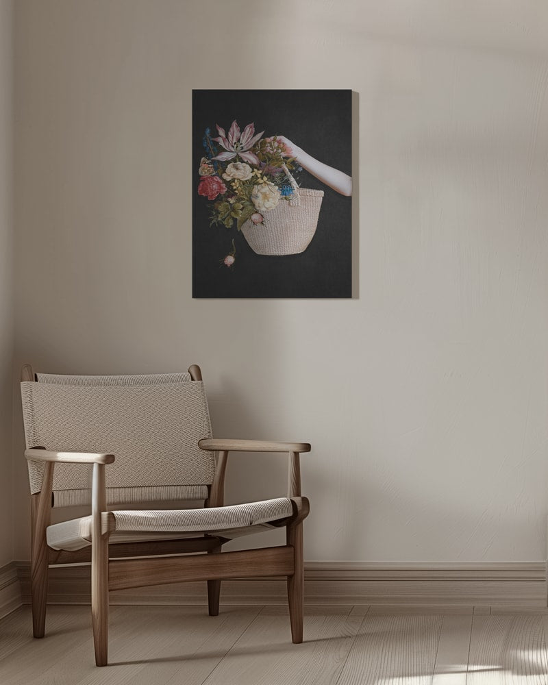 Collage einer Hand mit geflochtenem Korb voller Blumen vor schwarzem Hintergrund