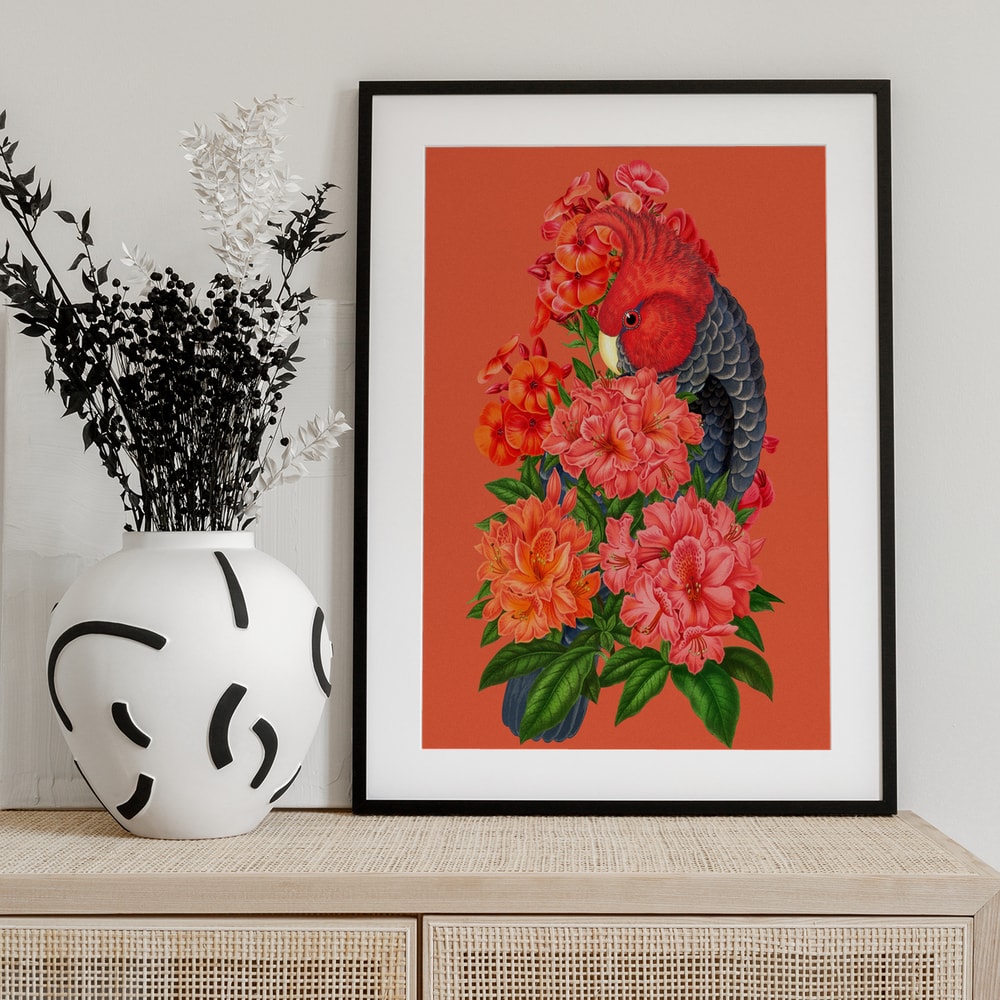 Illustration eines Kakadus mit rotem Kopf zwischen roten und lachsfarbenen Blüten auf orangerotem Hintergrund