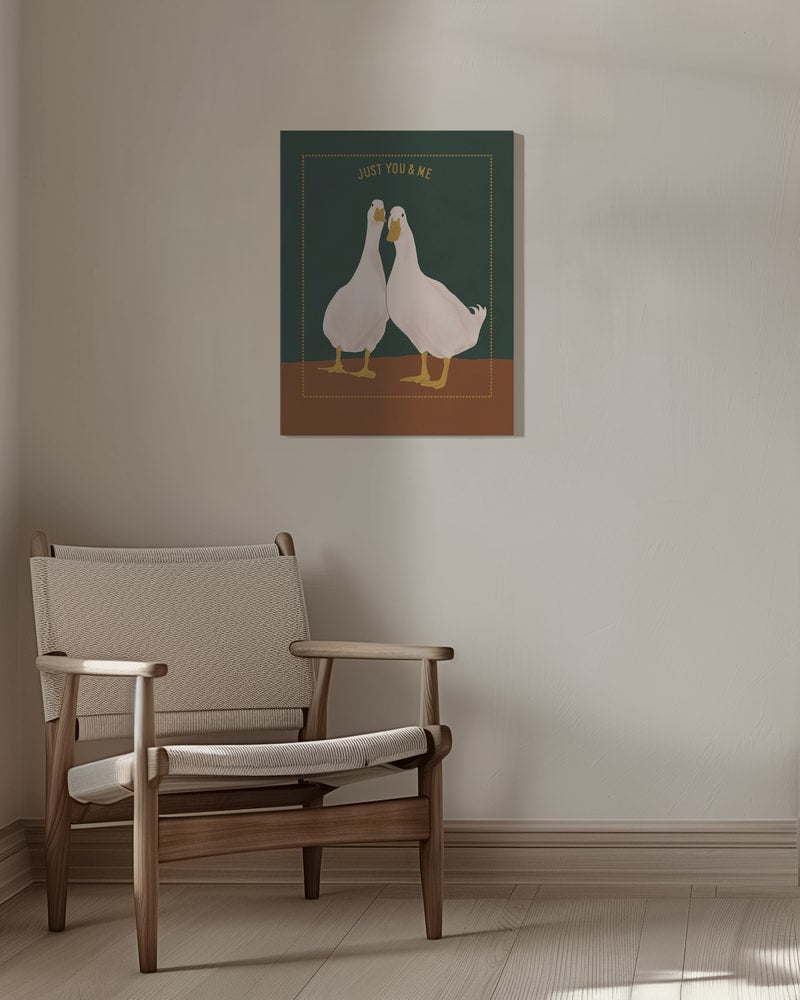 Zwei weiße Enten nebeneinander auf grünem Hintergrund mit Schriftzug Just You & Me