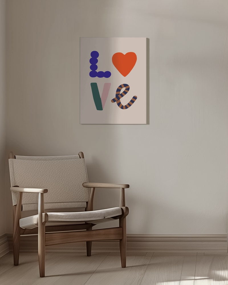 Bunter Schriftzug Love mit orangem Herz statt O auf hellem Hintergrund