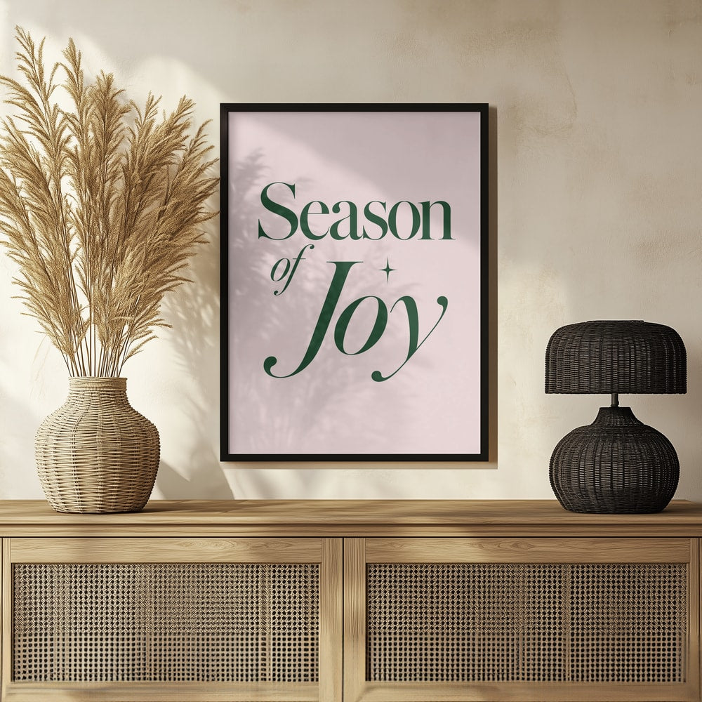 Typografie-Motiv mit dem Schriftzug Season of Joy in Dunkelgrün auf rosa Hintergrund
