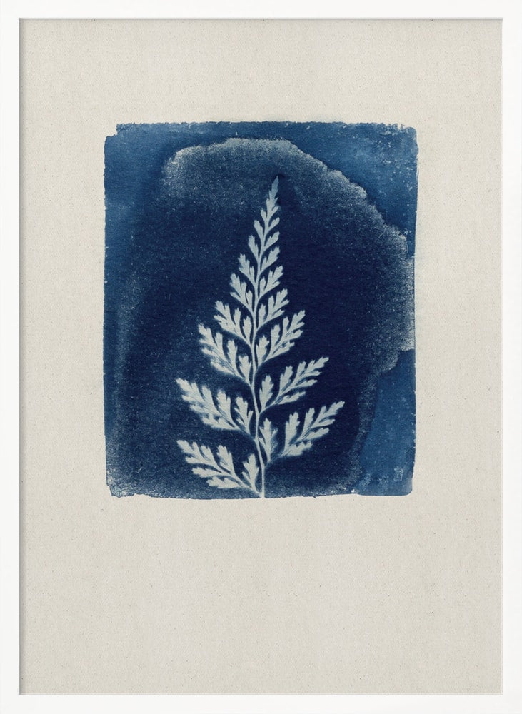 Weißes Farnblatt auf blauem Quadrat im Cyanotypie-Stil auf hellem Papier