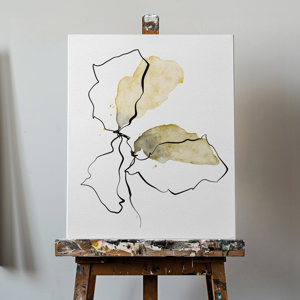 Zeichnung einer Blüte mit schwarzen Linien und ockerfarbenen Aquarellflächen auf Weiß
