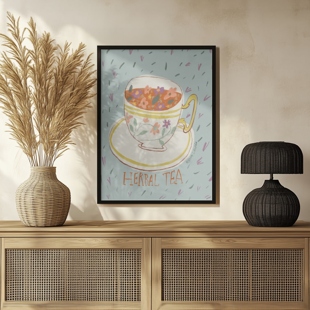 Illustration einer verzierten Tasse mit Blütentee und Schriftzug Herbal Tea auf mintfarbenem Hintergrund