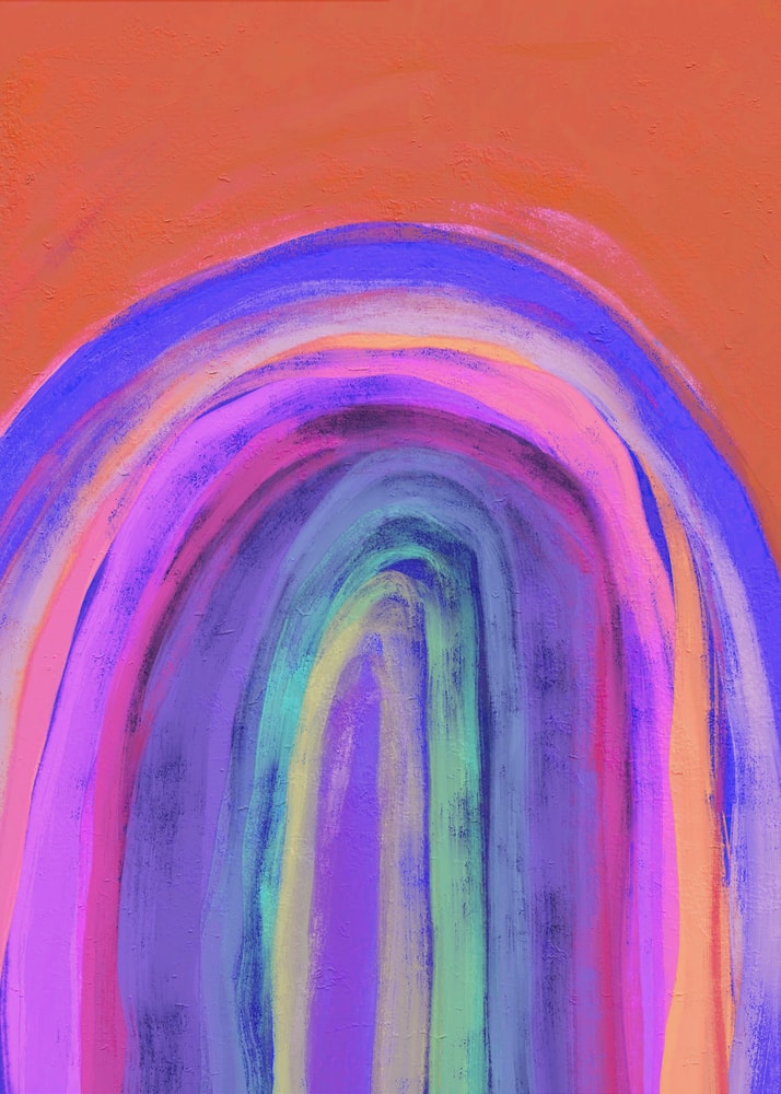 Gemalter Regenbogen in Violett, Pink, Blau und Gelb vor orangem Hintergrund