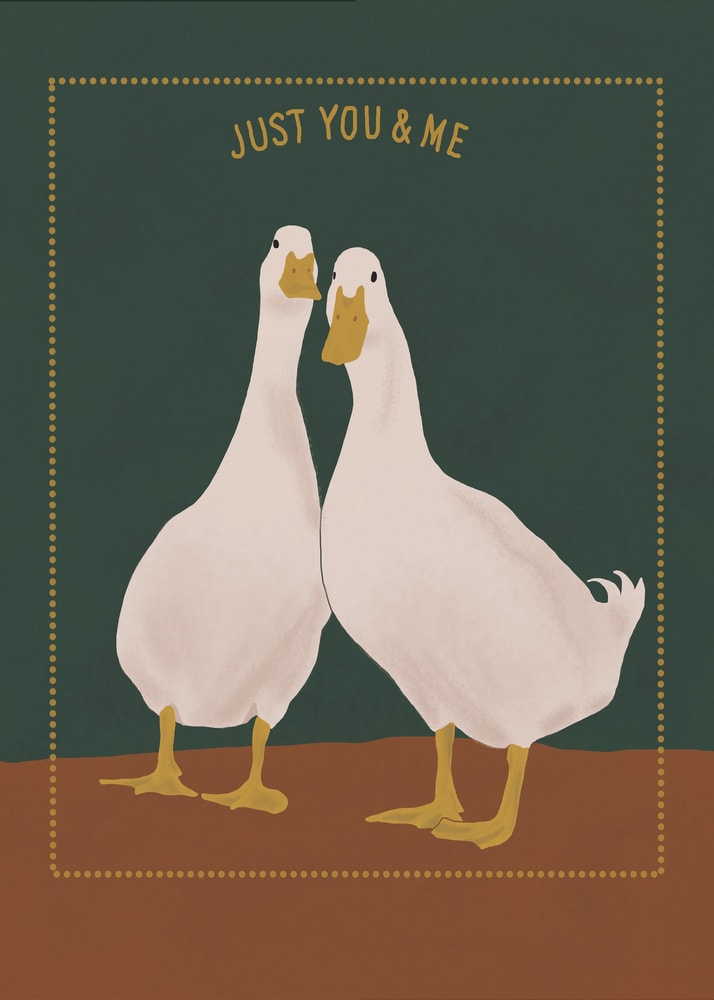 Zwei weiße Enten nebeneinander auf grünem Hintergrund mit Schriftzug Just You & Me