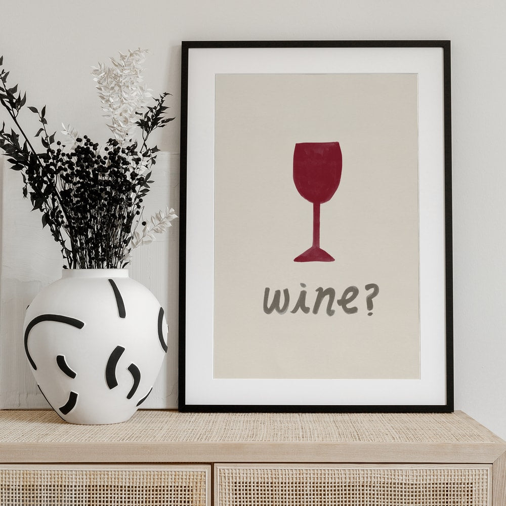 Gemaltes rotes Weinglas mit Schriftzug wine auf hellem Hintergrund
