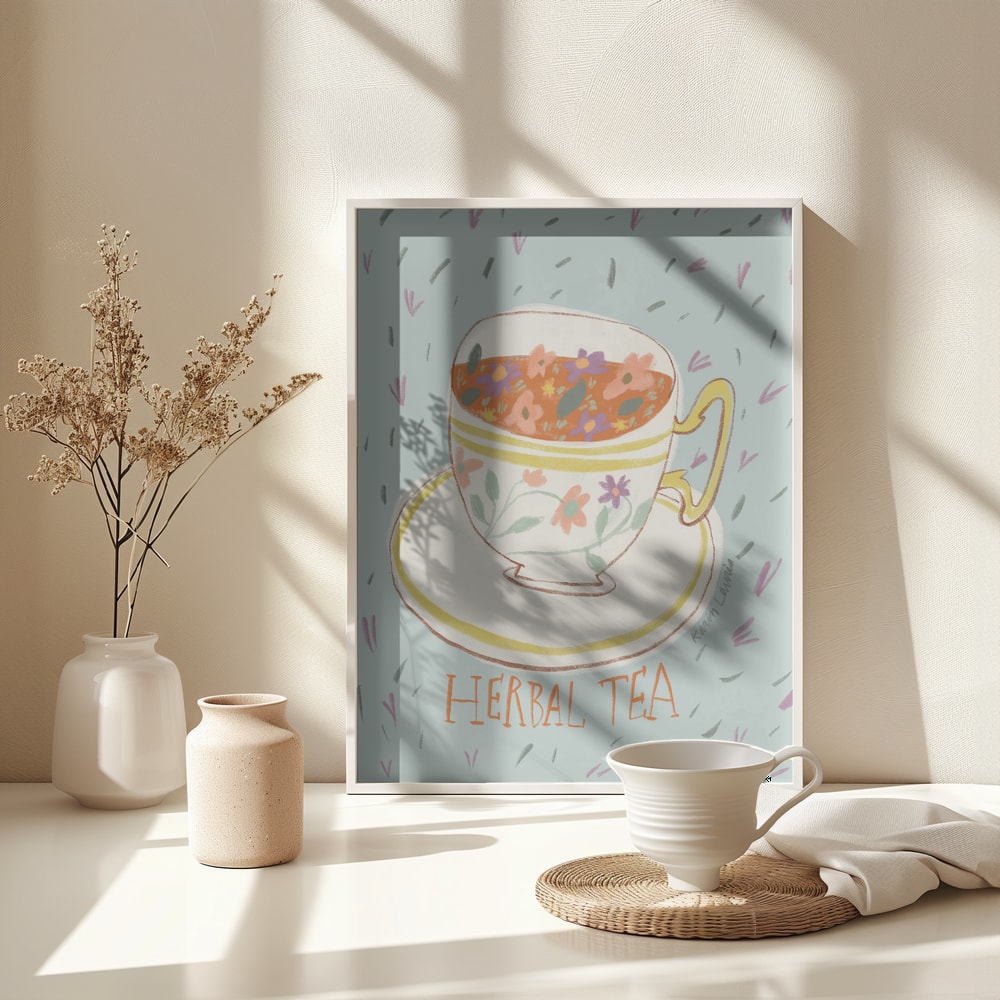 Illustration einer verzierten Tasse mit Blütentee und Schriftzug Herbal Tea auf mintfarbenem Hintergrund