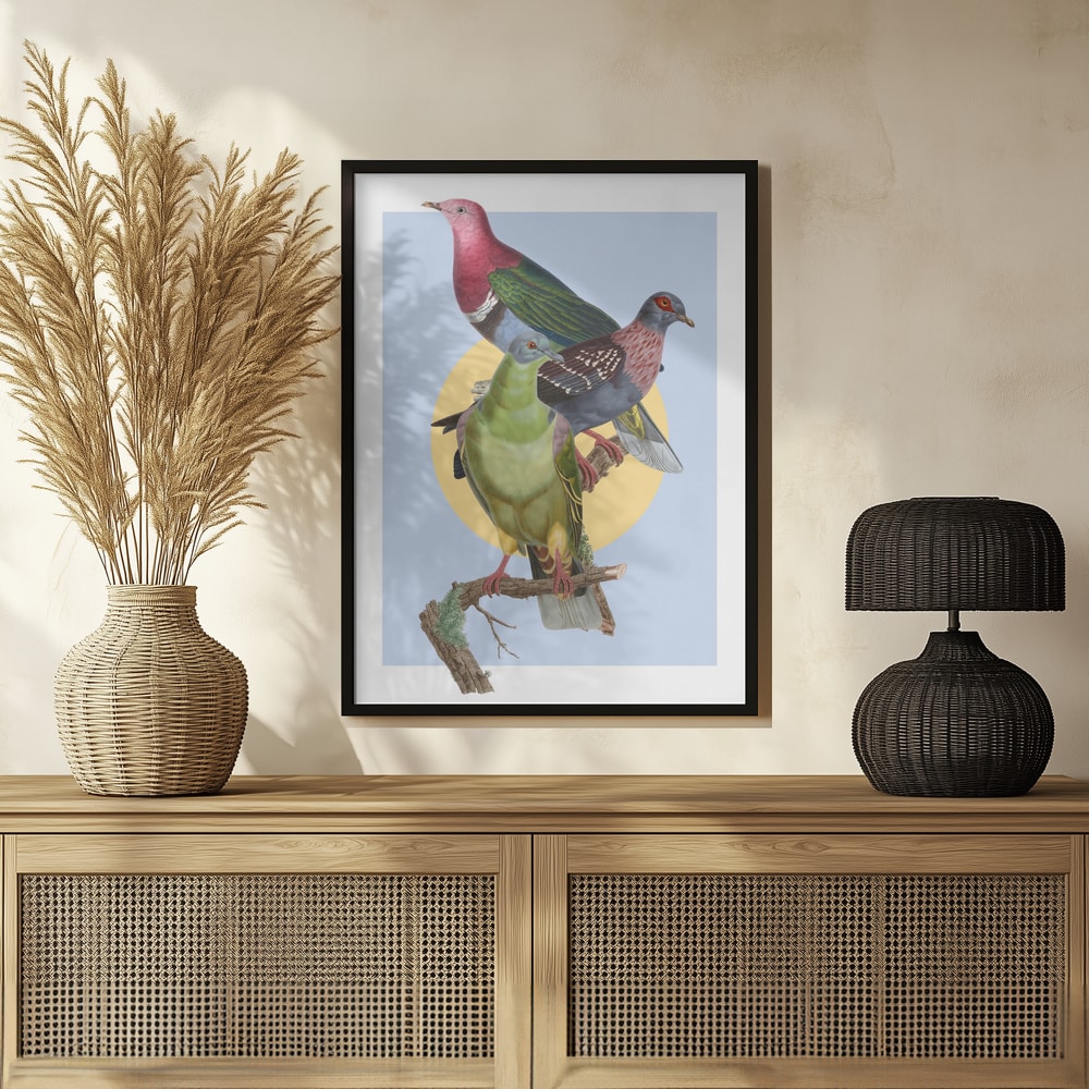 Illustration dreier bunter Tauben auf einem Ast vor gelbem Kreis und hellblauem Hintergrund