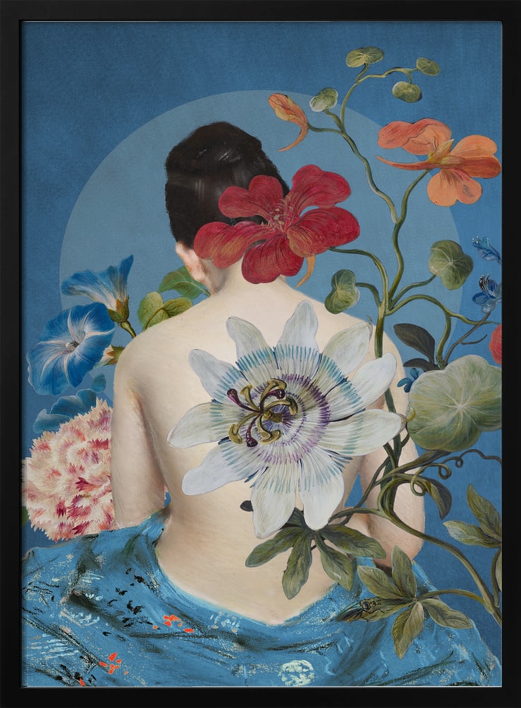 Collage einer Frau von hinten mit Passionsblume, Hibiskus und Winden vor blauem Hintergrund